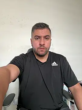 raulgzz4 online show from July 9, 6:11 pm