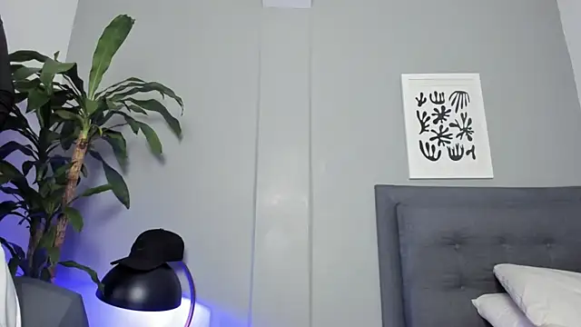 Tylerffoxx online show from April 13, 9:48 pm