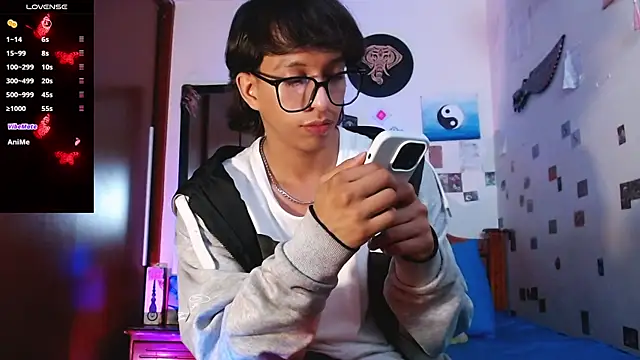 DannyPhantom555 online show from April 14, 9:58 pm