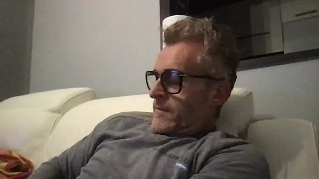 Axl hot online show from February 12, 9:32 pm