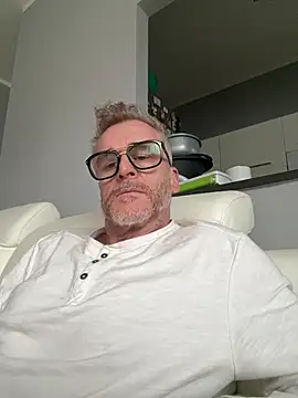 Axl hot online show from March 22, 4:34 pm