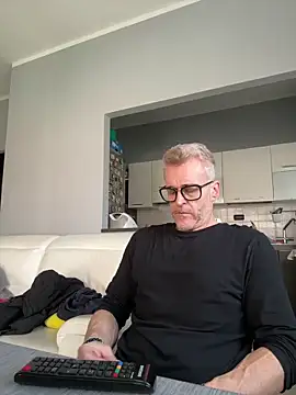 Axl hot online show from March 12, 11:40 am