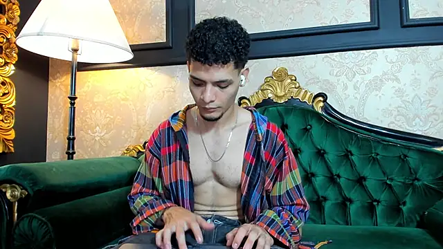 AlessandroKiing online show from April 8, 8:28 pm