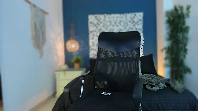 Donovan Desmond online show from February 8, 2:50 am