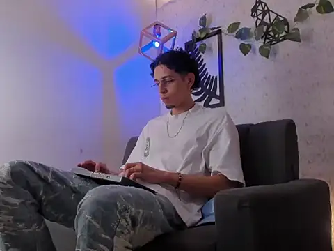 Snapshot of nicolai_drake chatting on October 18, 3:33 am nicolai drake online show from October 18, 3:33 am