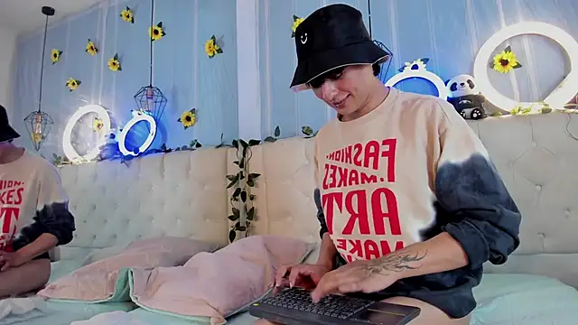 AleAurarashi online show from November 19, 4:45 am