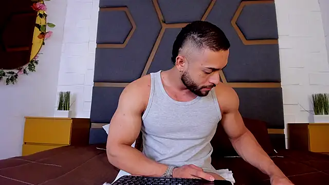 massimofiore  online show from December 3, 3:23 am