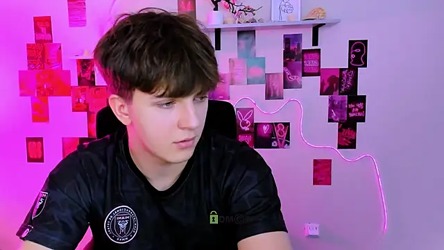 travis wolf  online show from March 25, 9:46 am