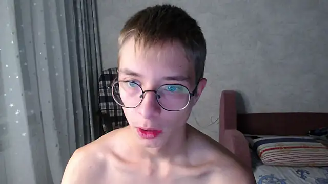 glasses cat online show from October 27, 9:28 pm