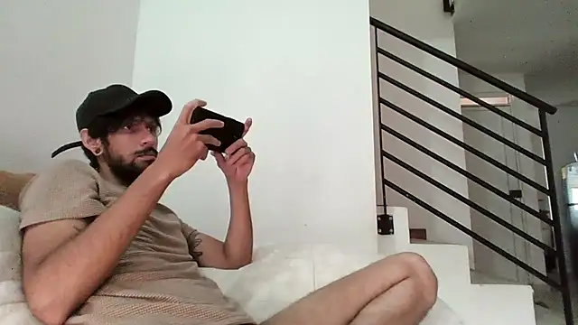 Alejandro92 cali online show from March 8, 4:00 pm