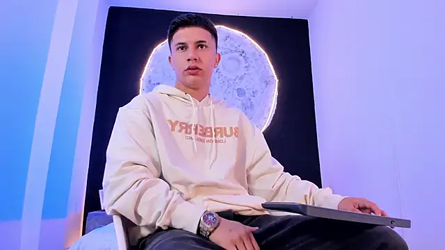 liaamsmiith  online show from October 25, 1:02 pm