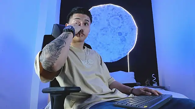 liaamsmiith  online show from November 11, 12:21 pm