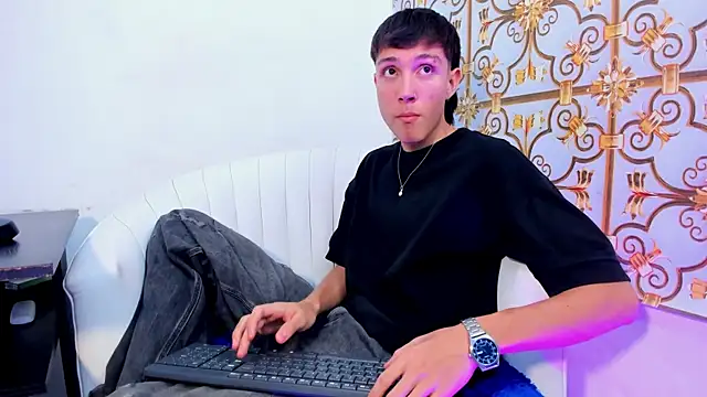 LittleDanny  online show from February 17, 9:25 pm