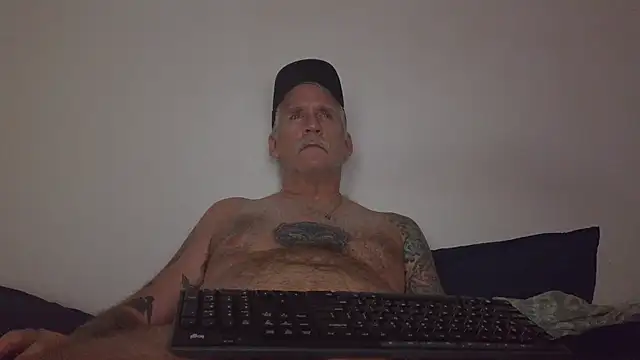 overmydadbody2222 online show from November 4, 1:06 am