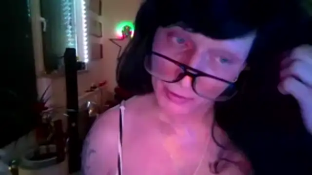 hellgirl1980 online show from April 17, 11:29 pm