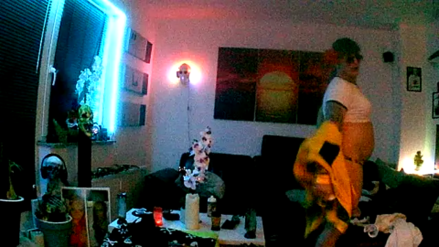 hellgirl1980 online show from December 1, 6:22 pm