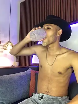 B Wild online show from November 4, 4:02 am