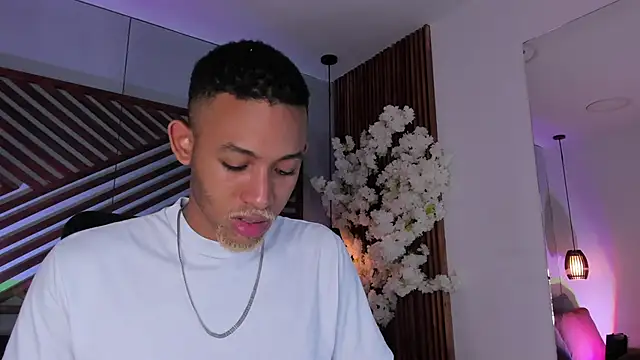 B Wild online show from December 14, 3:35 am