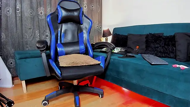 Charliejones  online show from April 2, 10:17 pm