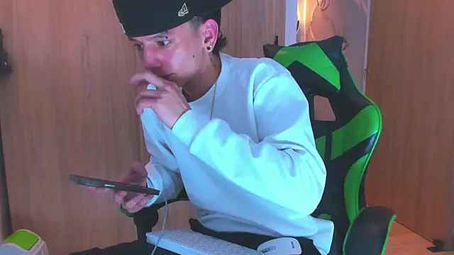 Skinny batman online show from November 6, 9:18 pm