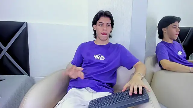 Snapshot of Lucian_grey chatting on October 7, 3:54 am Lucian grey online show from October 7, 3:54 am