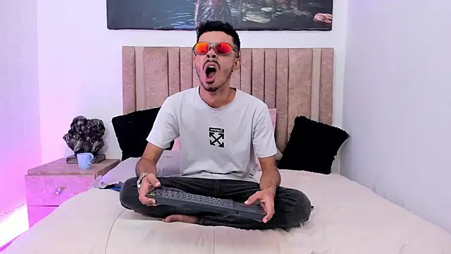 Timothe Evans online show from October 24, 9:49 pm