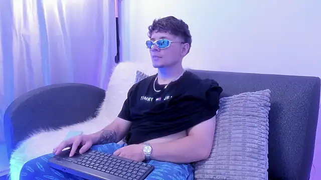 Leoo Miller online show from December 19, 8:00 am