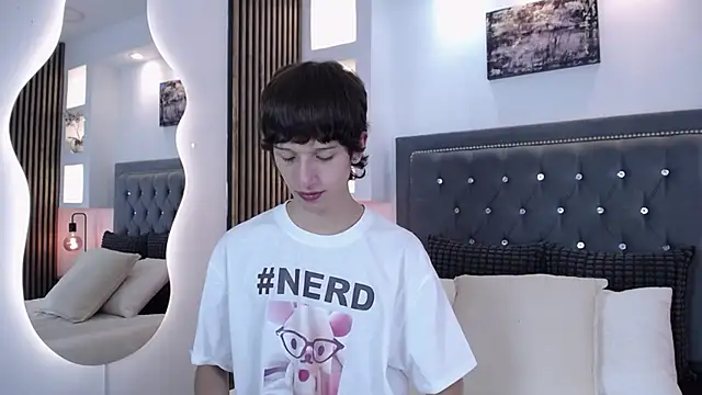 Emo Boy  online show from March 5, 8:38 pm