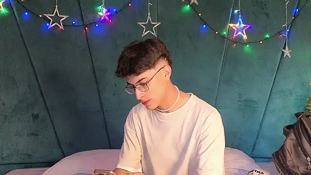 Aaron Eze online show from December 13, 9:43 pm