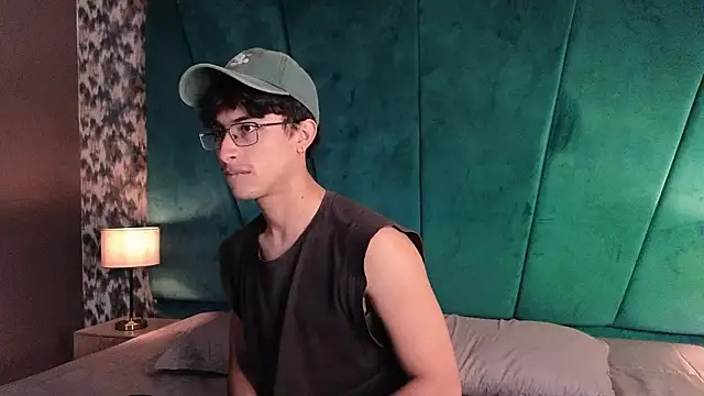 Aaron Eze online show from February 5, 9:22 pm