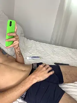 leozin01 online show from December 2, 6:33 pm