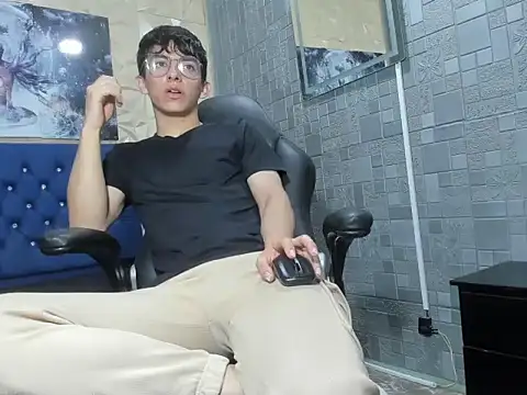 ElanGiraldo online show from March 11, 1:45 am