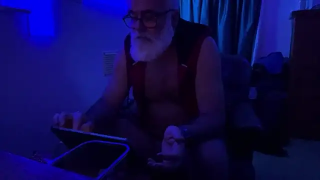 LeatherSdaddy online show from April 11, 11:30 pm