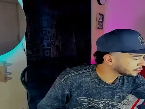 JohnE Medina online show from December 5, 8:27 pm