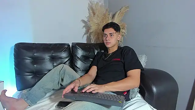 ZeusBrant online show from March 14, 2:24 pm