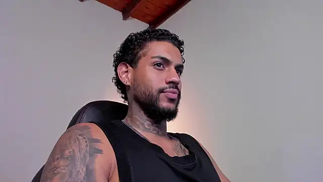 LuigiVitale 1 online show from February 14, 3:01 am