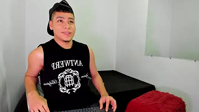 Lucastorrez01 online show from April 16, 10:45 pm