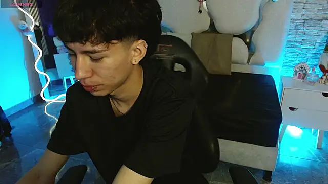 kaelwolf tay online show from December 14, 7:43 pm