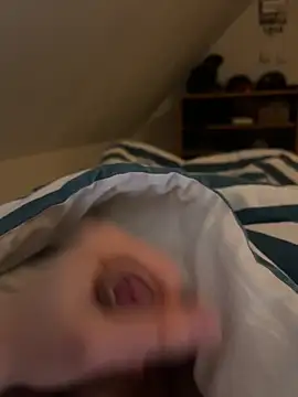 hannes256102 online show from April 3, 9:22 pm