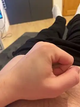 hannes256102 online show from February 5, 9:44 pm