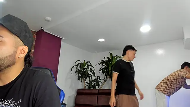 HotThreesoome online show from December 5, 1:29 pm