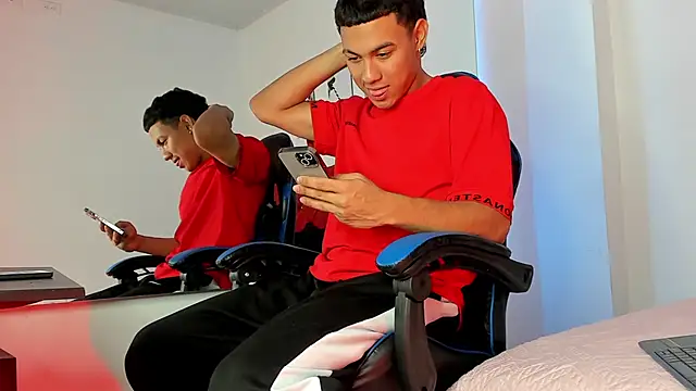 Liamsubtle01 online show from April 6, 9:10 am