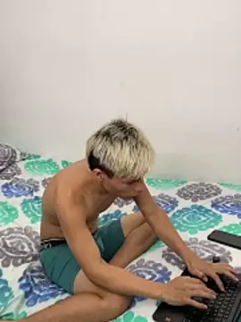 MaxyRyan online show from April 8, 1:42 pm