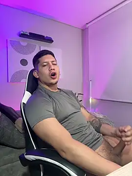  robertobaggioo online show from April 1, 1:41 pm