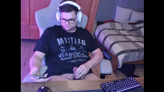 Whyteshadow4235 online show from February 19, 8:38 pm