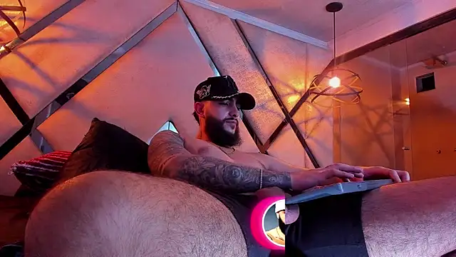 SantiagoHincapiie online show from March 1, 5:29 am