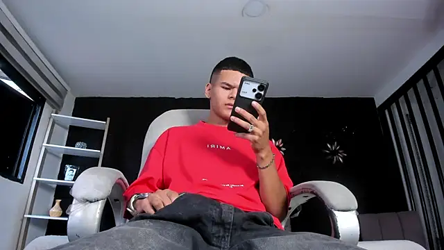 DylanRoyce  online show from April 9, 12:55 pm