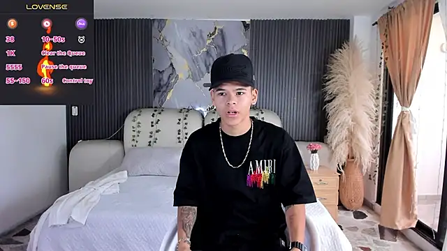 DylanRoyce  online show from March 17, 12:29 pm