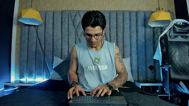 DanteLuxx online show from March 1, 11:15 pm