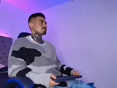 Dallas Whitee online show from March 26, 8:24 pm